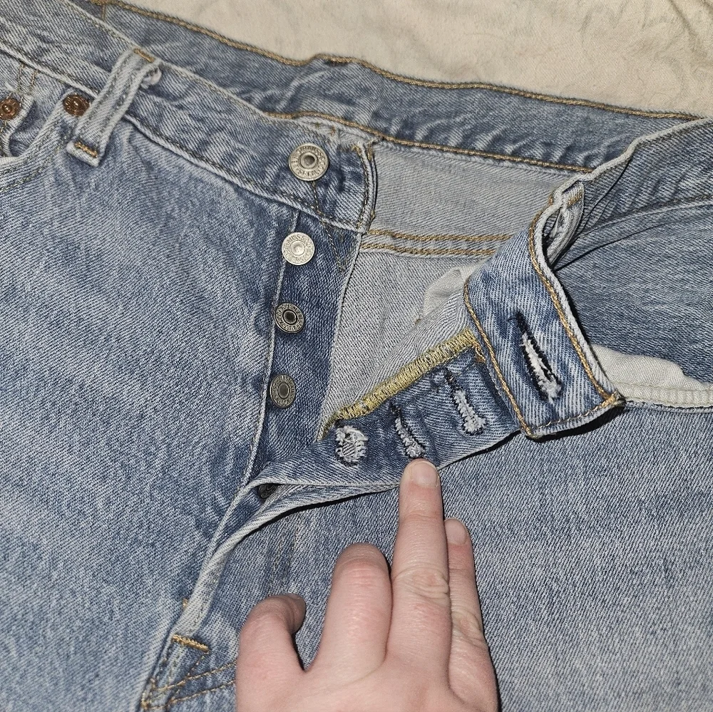 Vintage Distressed Levis 501 Jeans 4 Button Closure!